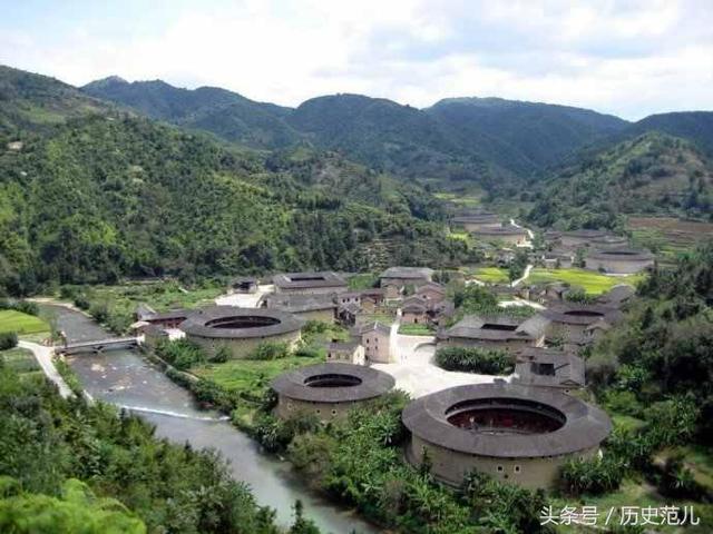 700年的土楼仍住人，探秘中国最安全村落，地震大裂缝竟自动愈合