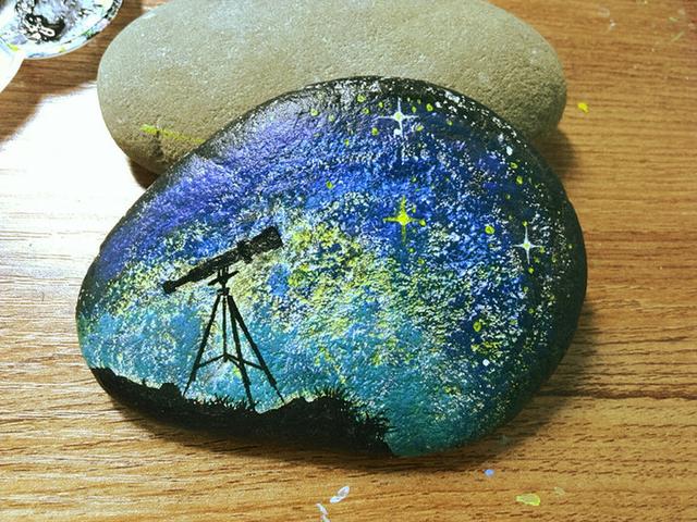 石头画——浪漫、美妙的星空。（原来石头可以这样玩！）