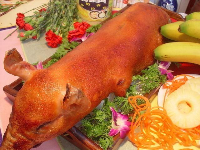 我们南方很喜欢用烧鸡,油鸡,叉烧,海蜇皮,甜豆,香菜,烤乳猪烹饪拼盘而