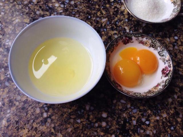 毛孔粗大特粗糙,用一个蛋清跟它混合敷脸,毛孔