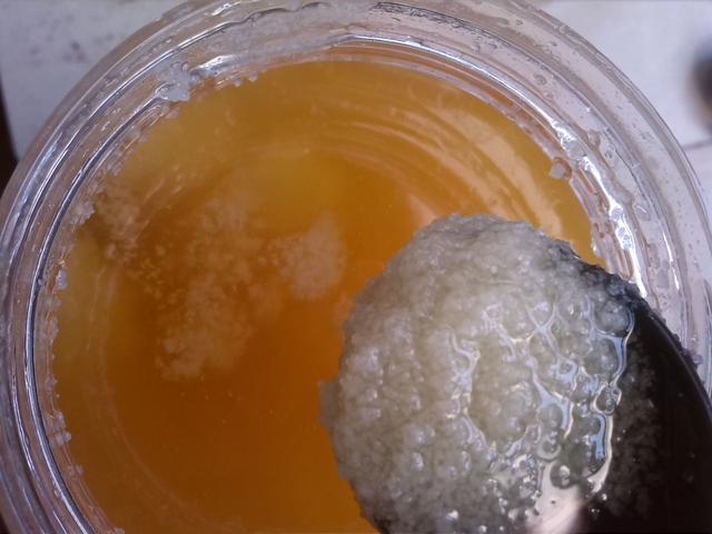 真假蜂蜜的鉴别方法视频一杯水(真假蜂蜜的鉴别方法视频一杯水蜂窝状)