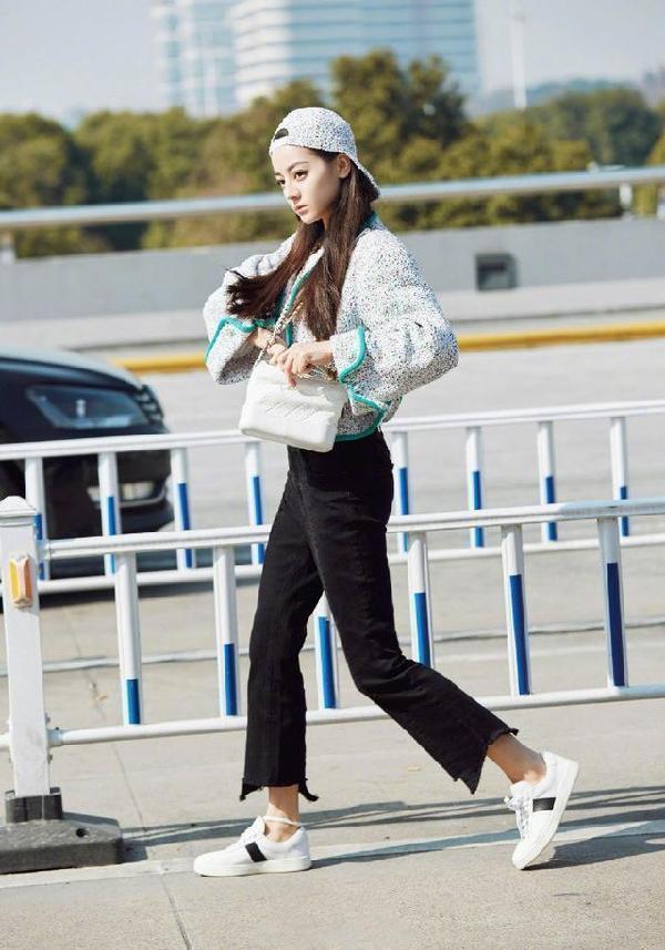 迪丽热巴小白鞋示范挡不住的青春气息与时尚