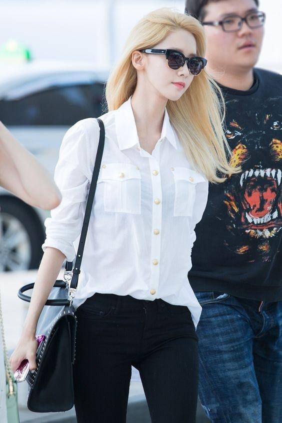 初秋一件衬衫就可以了,看林允儿玩转衬衫穿搭,满满的少女气息