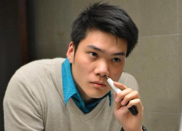 男人鼻毛往外长是拔掉还是剪掉?教你一绝招,让