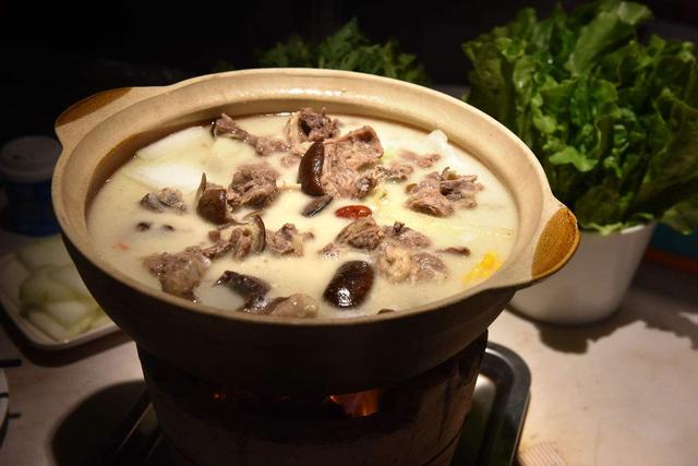 不时不食,冬日暖身羊肉汤锅的正确吃法