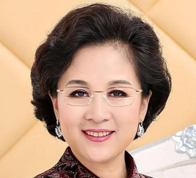 建议中老年人,别戴老花镜,戴它,一目十行清晰无遗,出门很方便